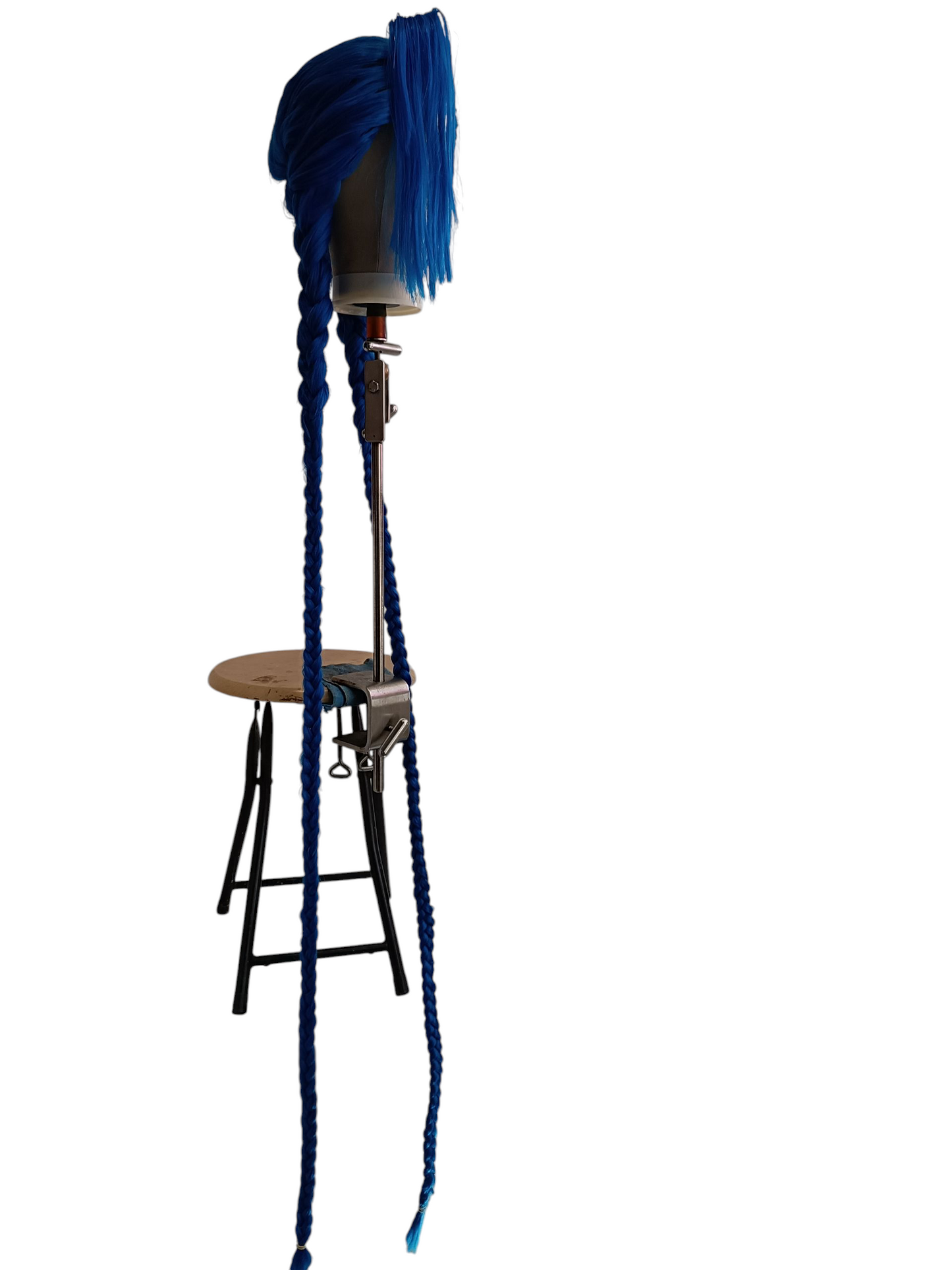 Lang blå håndlavet cosplay Jinx paryk med Widow's Peak hårgrænse og dobbelte fletninger