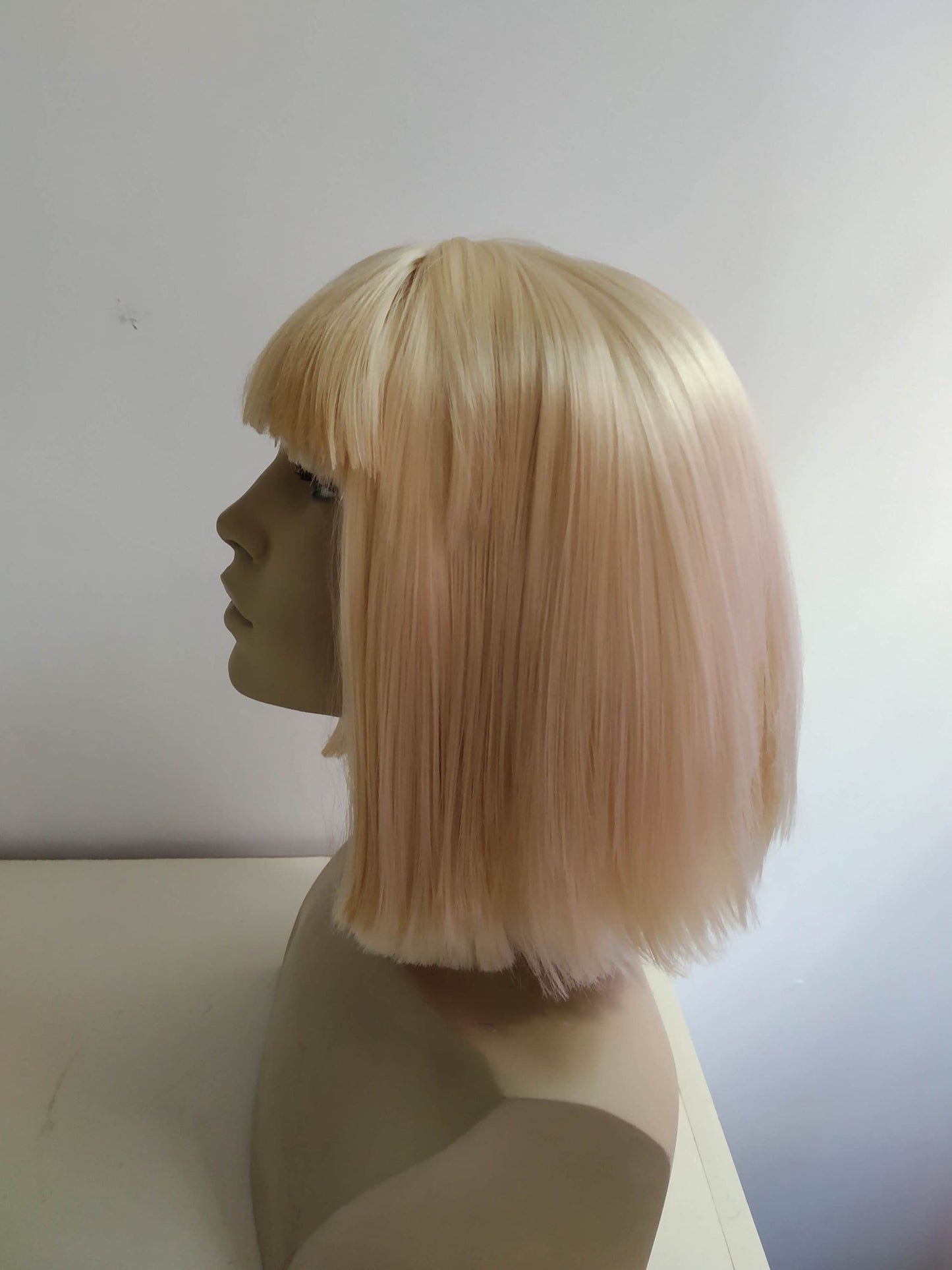 Ξανθιά Καρέ Περούκα RetroMod Μεσαίου Μήκους με Αφέλειες `80