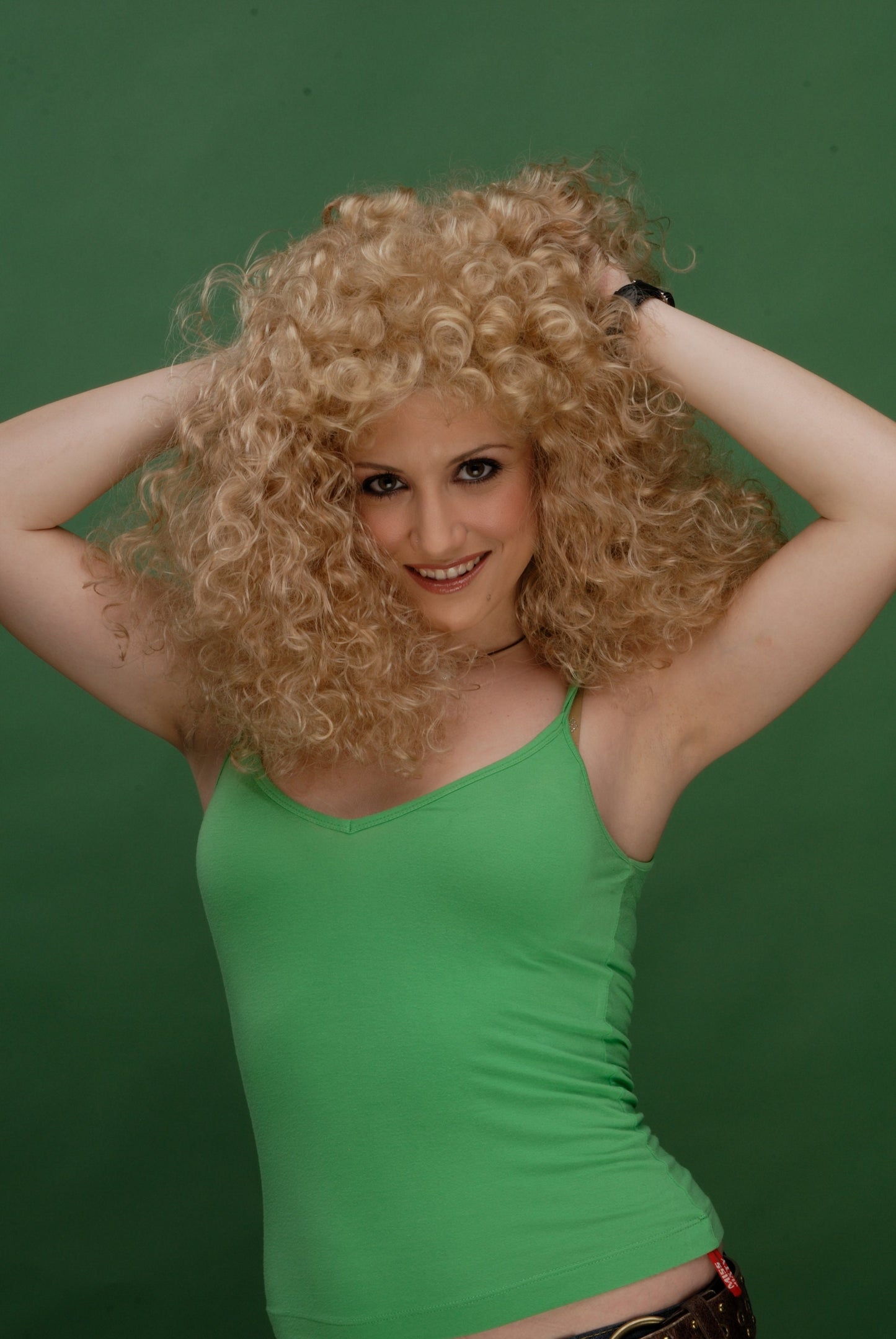 Hiekanvärinen, vaalea, laineikas 1980-luvun peruukki | Upea kihara vaalea peruukki - runsaat kiharat naamiais-, juhla- ja cosplay-käyttöön | Korkealaatuiset synteettiset hiukset