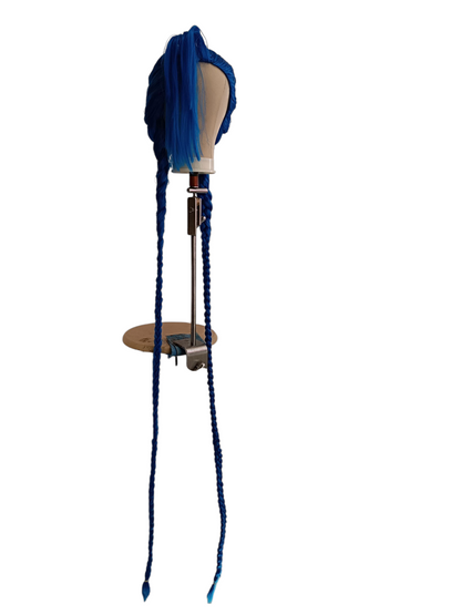 Lang blå håndlavet cosplay Jinx paryk med Widow's Peak hårgrænse og dobbelte fletninger