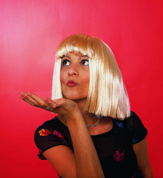 Ξανθιά Καρέ Περούκα RetroMod Μεσαίου Μήκους με Αφέλειες `80