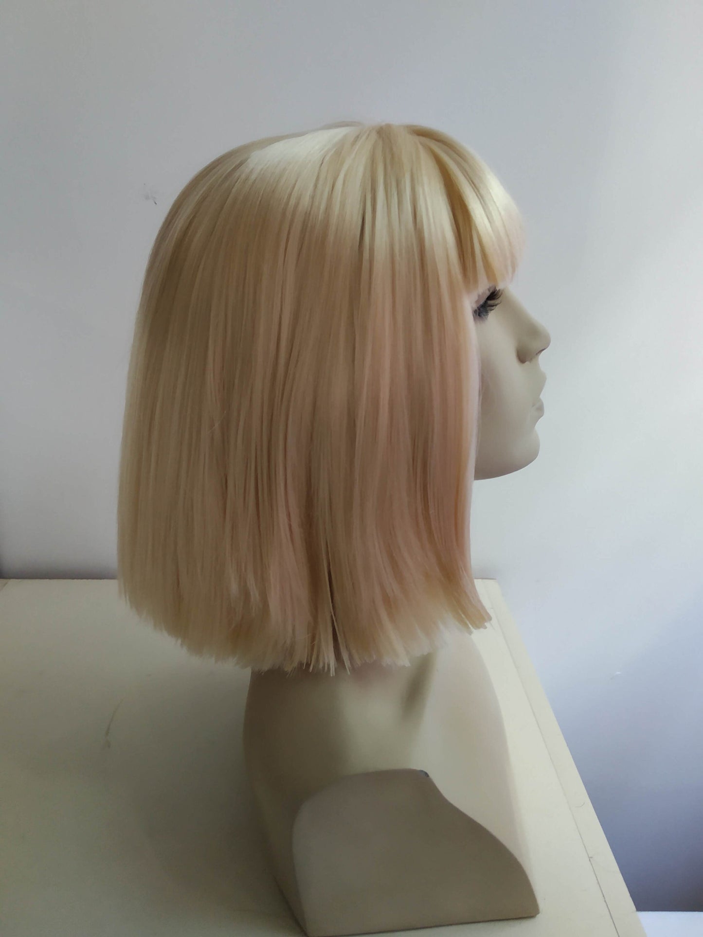 Ξανθιά Καρέ Περούκα RetroMod Μεσαίου Μήκους με Αφέλειες `80