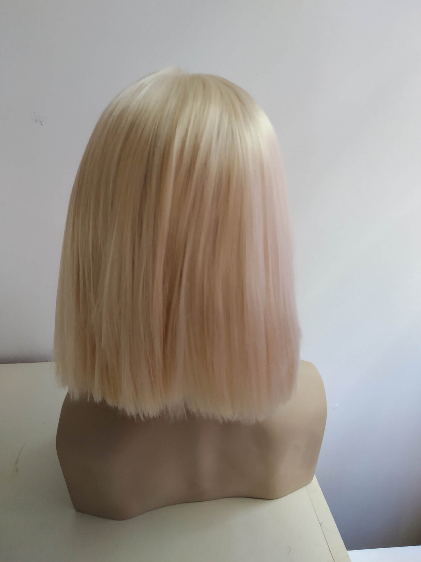 Ξανθιά Καρέ Περούκα RetroMod Μεσαίου Μήκους με Αφέλειες `80