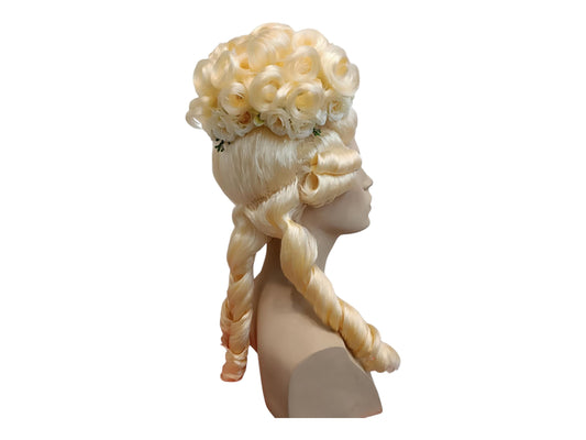 Blond Marie Antoinette høj bouffant periodeparyk | Rokoko paryk med elegante krøller, fletninger og blomster